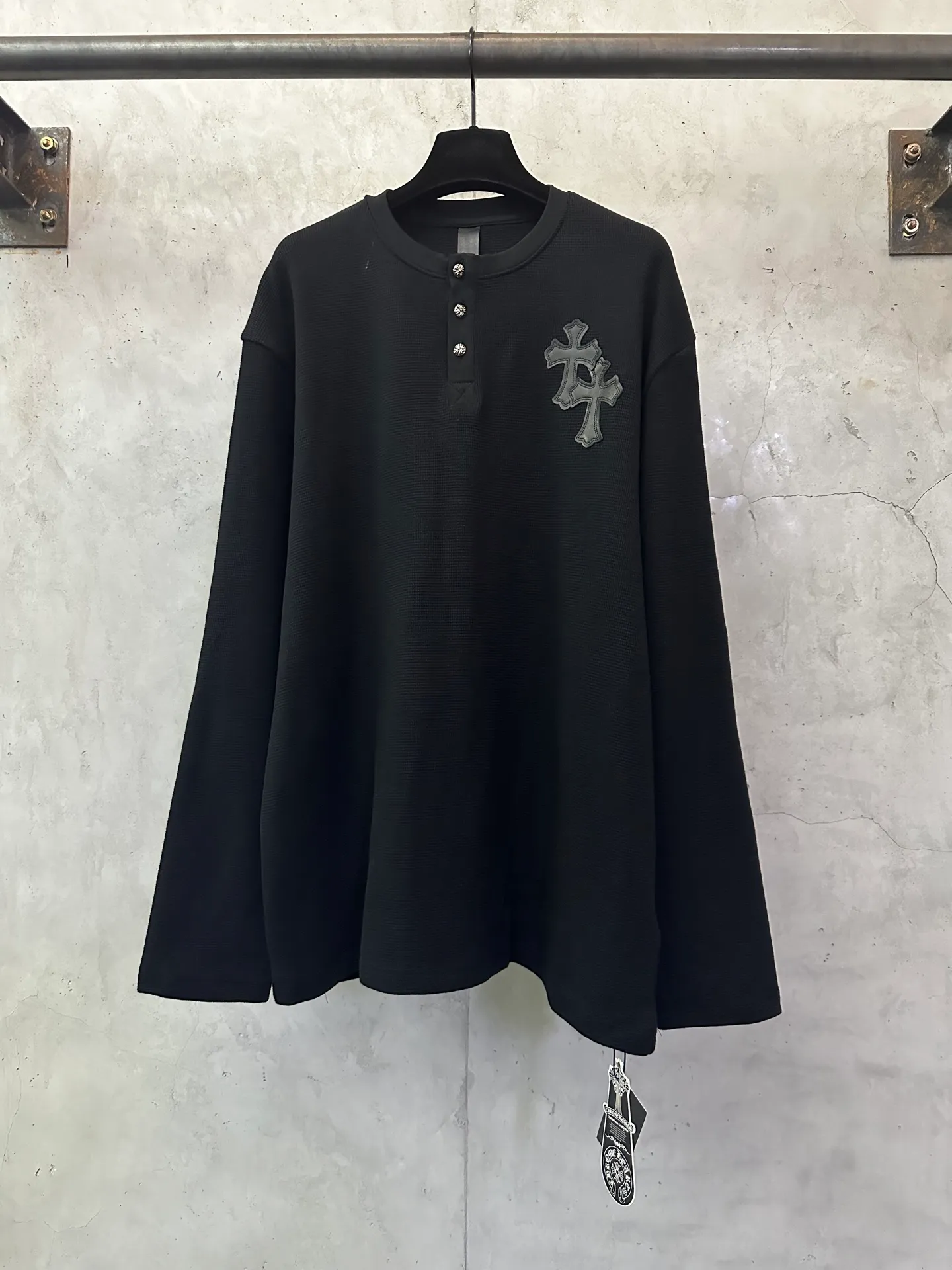 P390 Chrome Hearts patchwork leather Henry collar waffle long-sleeved T. Fabric: Made of 350g cotton waffle double-layer material. Differentiating low weight, cutting corners and non-pure cotton market products), a lot of effort has been put into the fabric, hardware and craftsmanship. The top quality in the market and industry benchmark are only owned by a few people. The overall wiring is straight and delicate, the fabric is comfortable and soft, and the color is consistent without color difference. Customized hardware, thread, accessories, plate alignment, same style for men and women -Color: black gray -Size: S M L